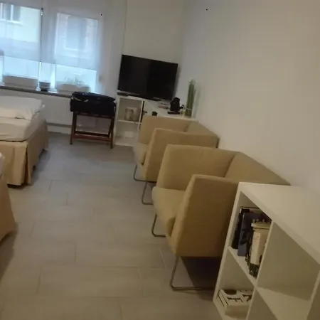 Monteurwohnung Mit 2 Schlafzimmern, Kueche, Bad Apartament Chociebuż