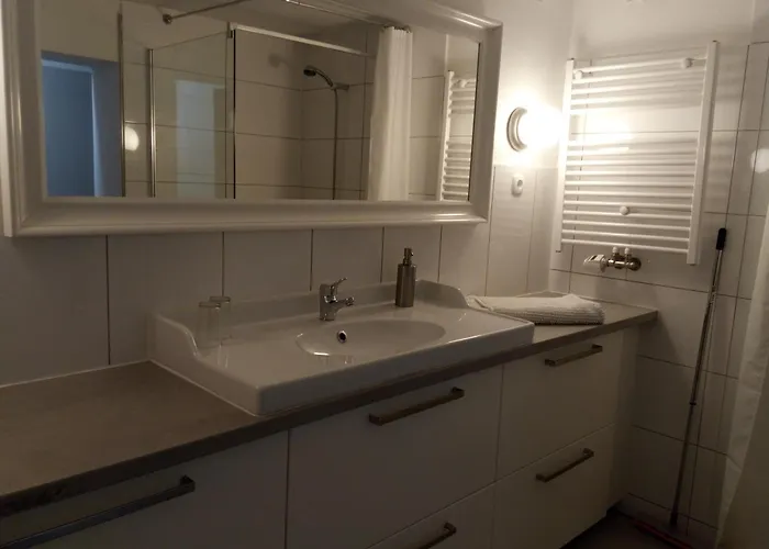 Monteurwohnung Mit 2 Schlafzimmern, Küche, Bad * Cottbus